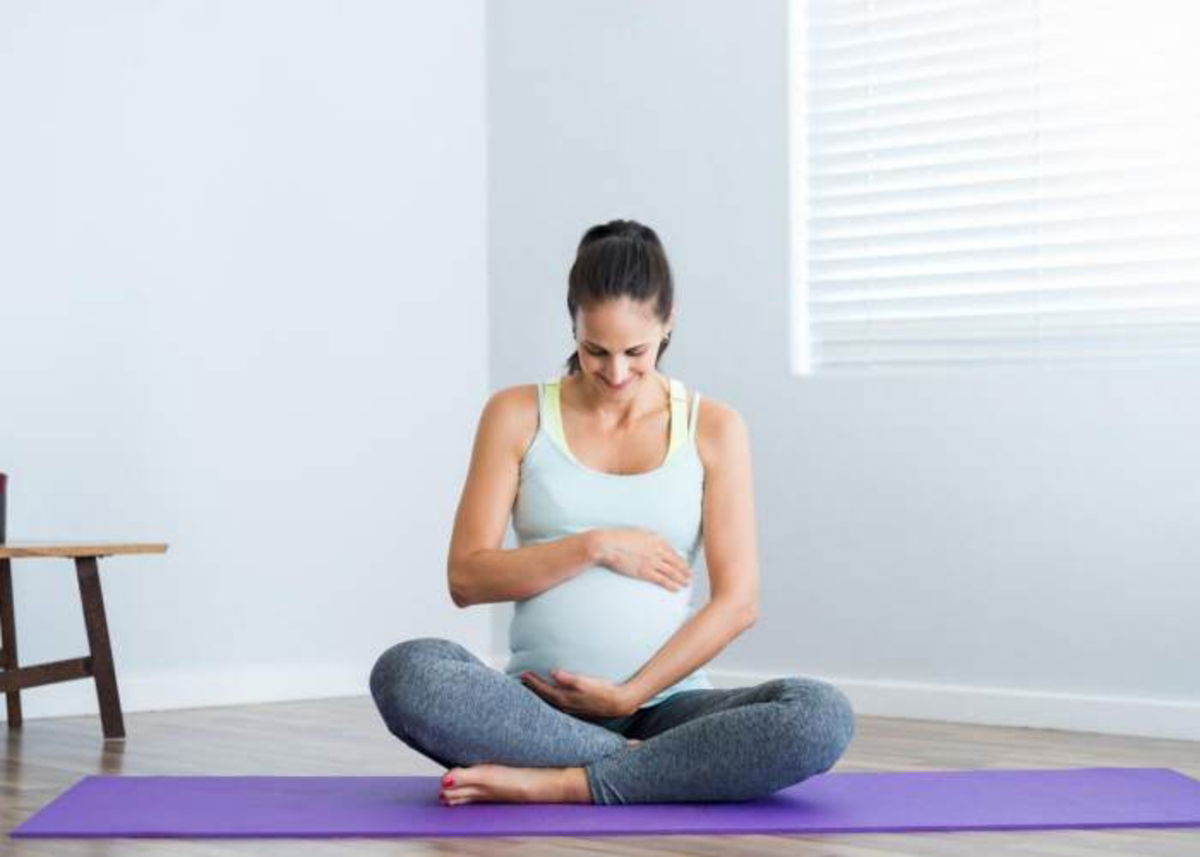 Mujer embarazada sentada