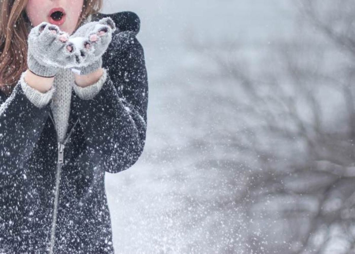 Mujer soplando nieve