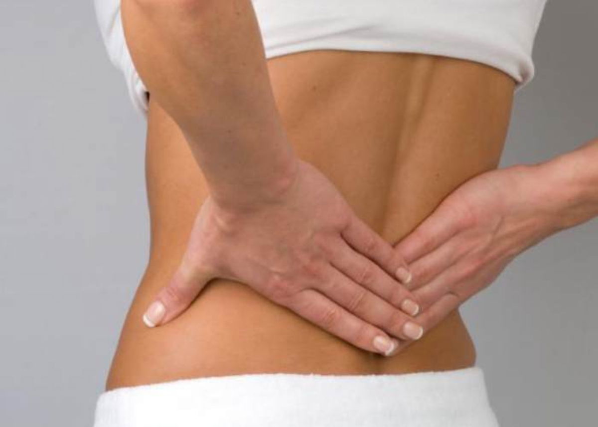 Mujer tocando espalda baja