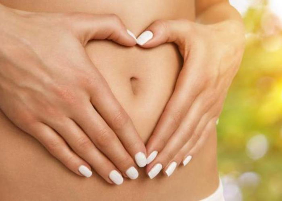 Mujer tocando vientre