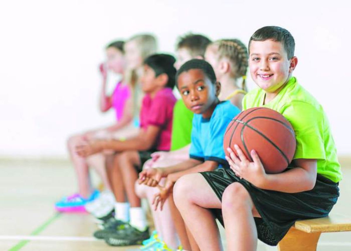 Niños y niñas en la banca
