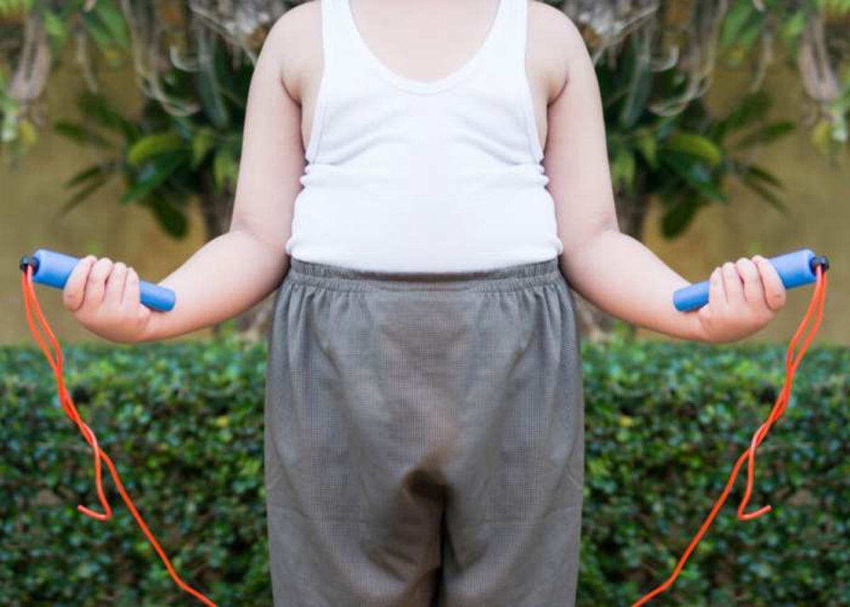 Persona obesa saltando cuerda