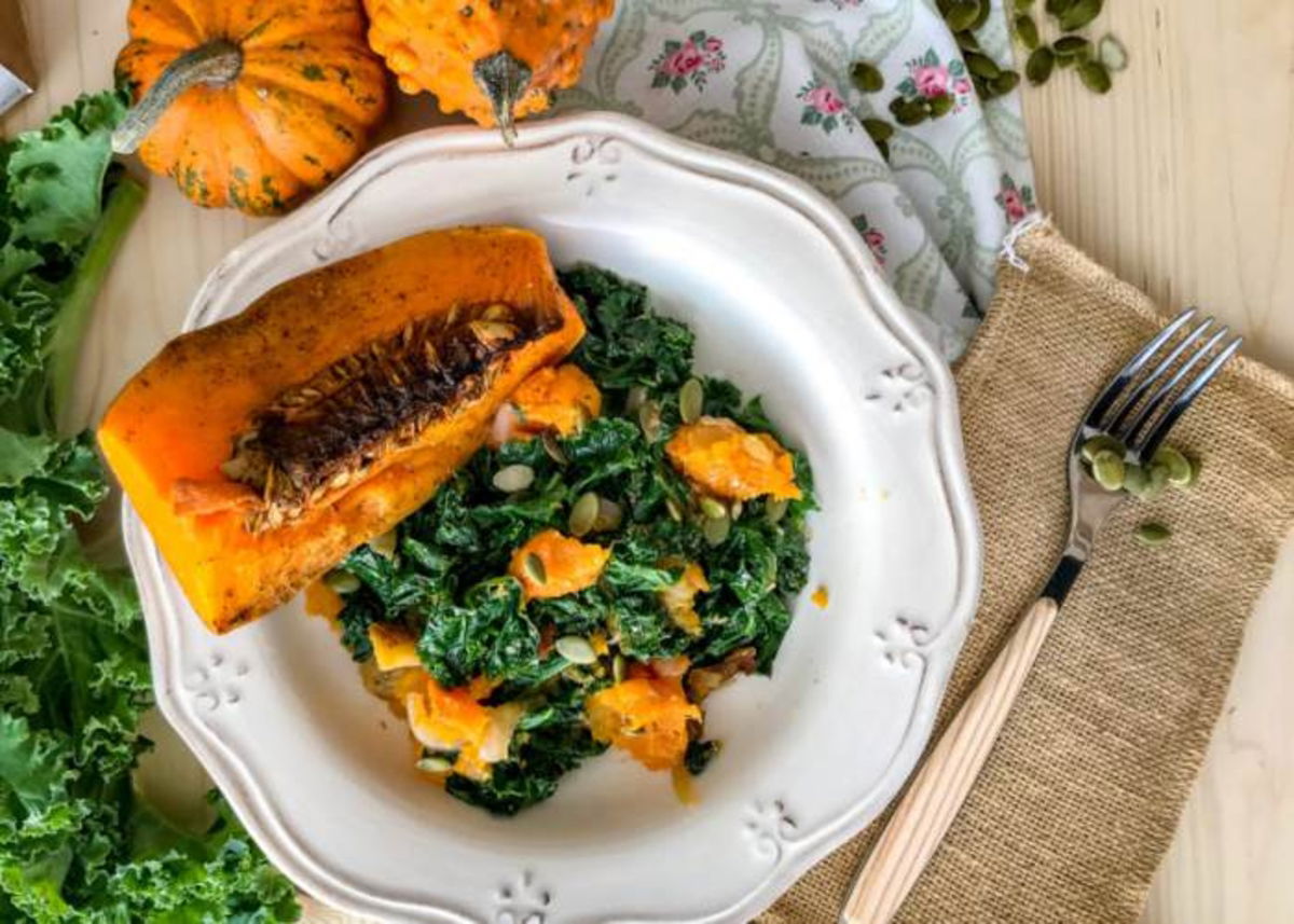 Mujer fatigada intentando comer