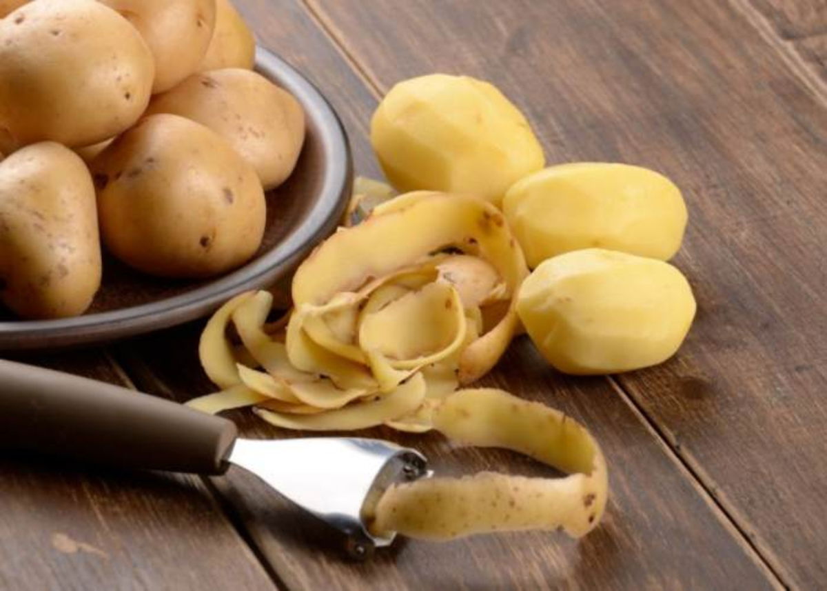 Plato con patatas peladas