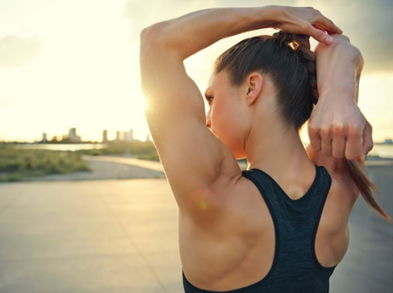 3 ejercicios de brazos para mujeres