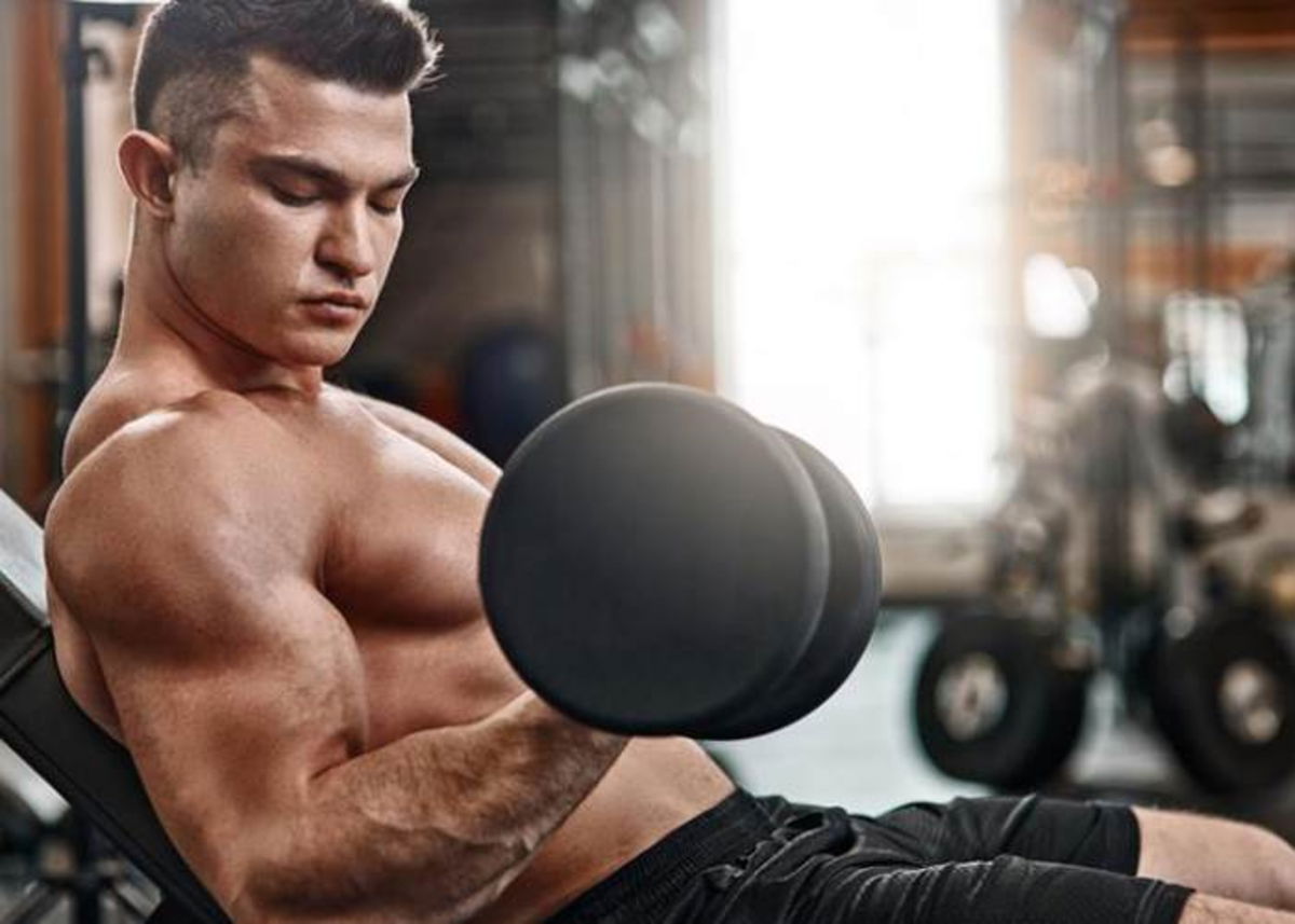 Hombre con mancuerna