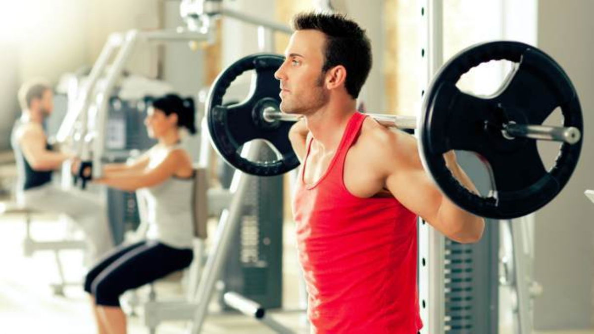 Hombre con pesa