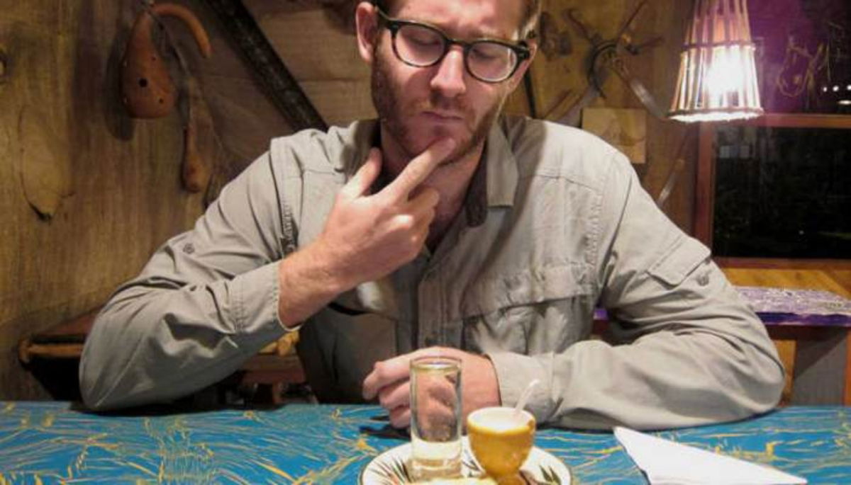 Hombre pensando en tomar