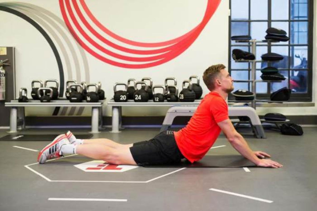 Hombre realizando estiramiento