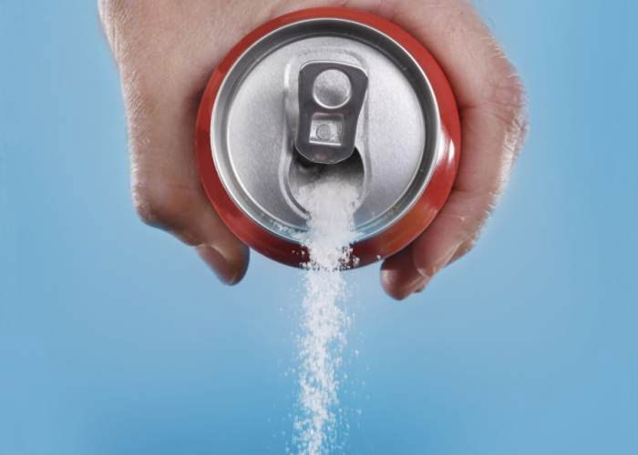 Mano con lata de refresco