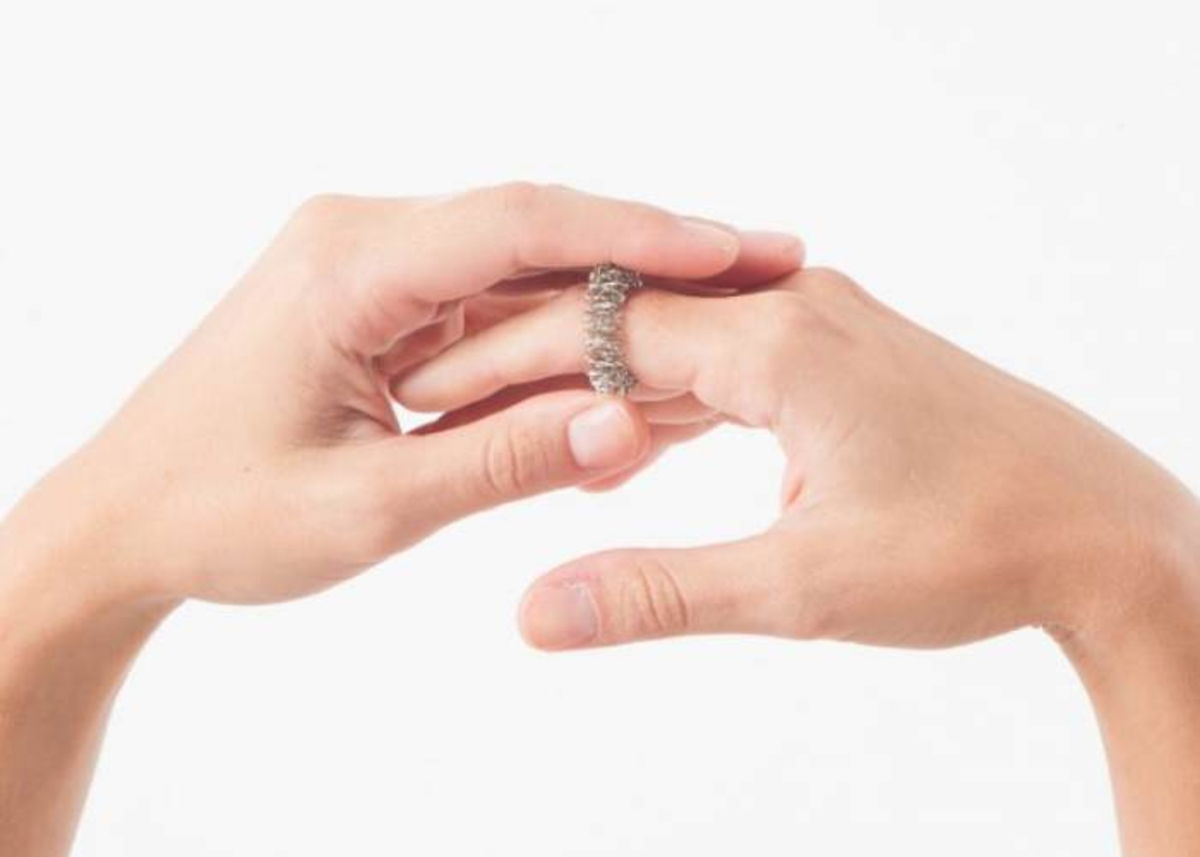 Manos con anillo táctil