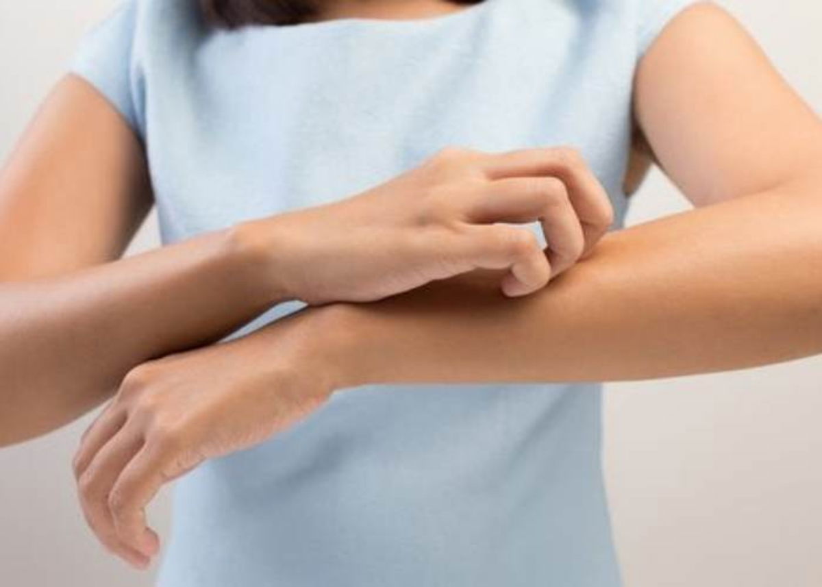Mujer con hormigueo en brazos