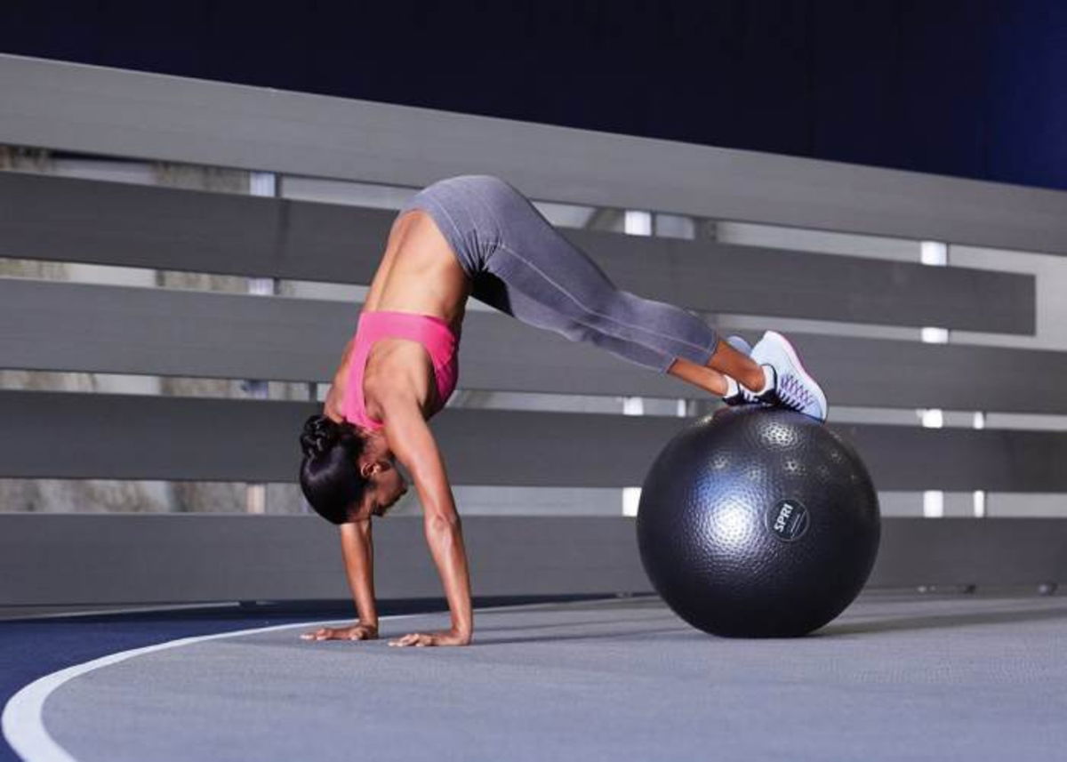 Mujeres con pelota suiza
