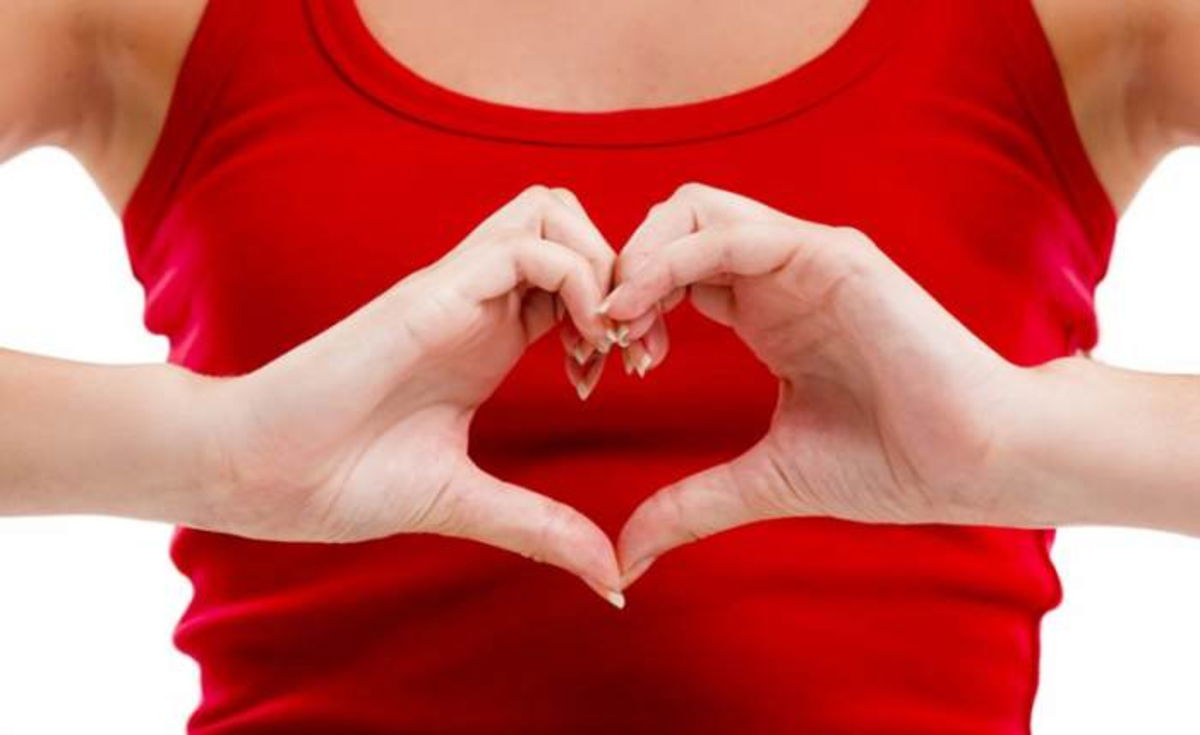 Mujer formando corazón