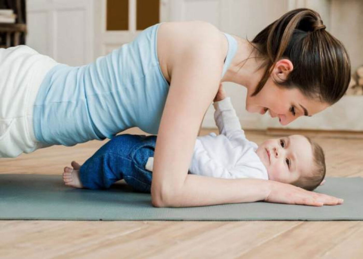 Mujer haciendo ejercicio con bebé