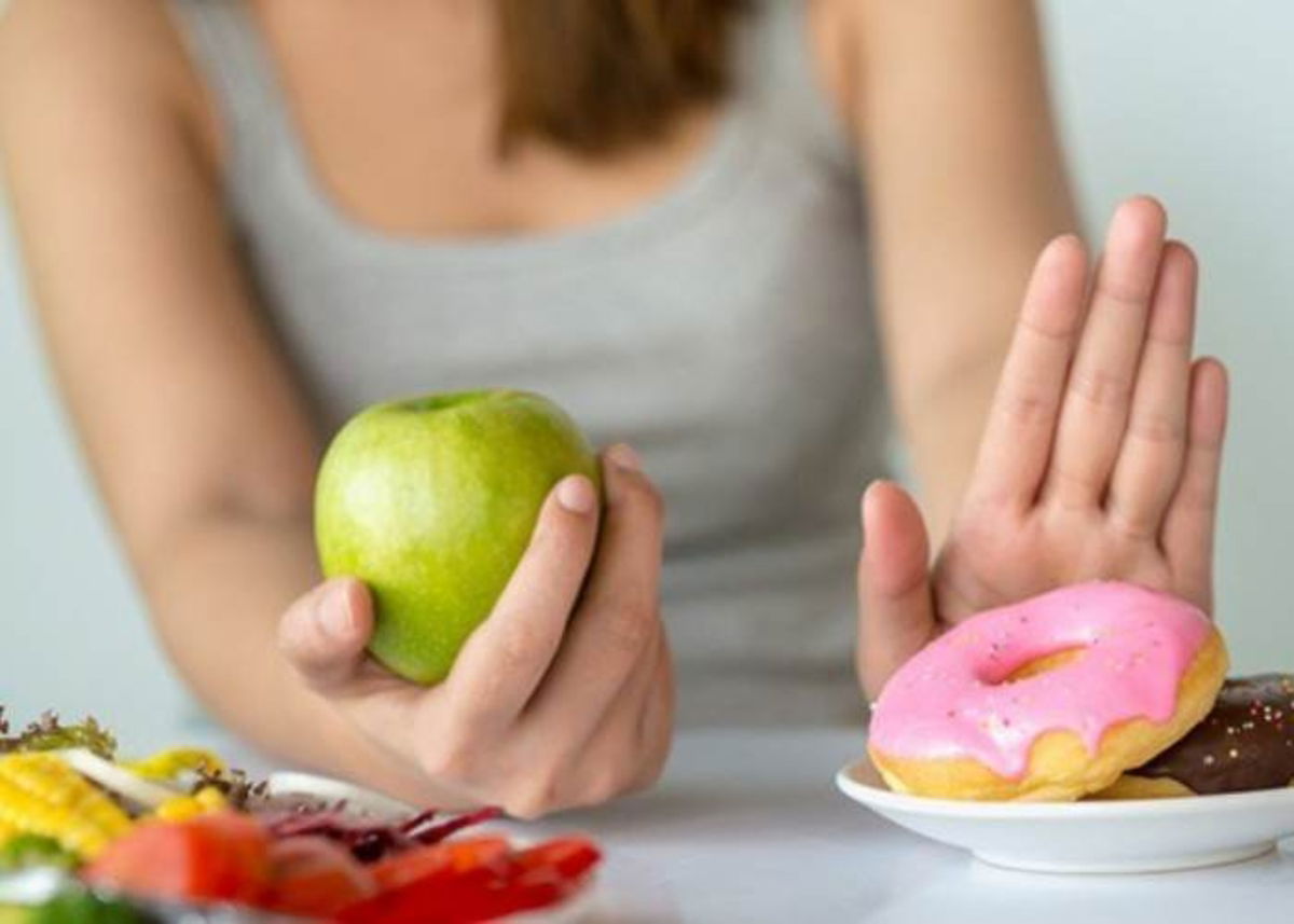 Mujer rechazando alimentos azucarados