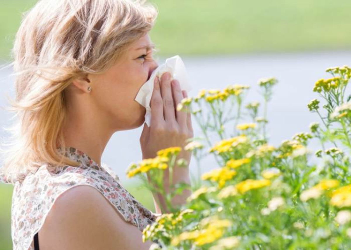 Mujer sonándose nariz