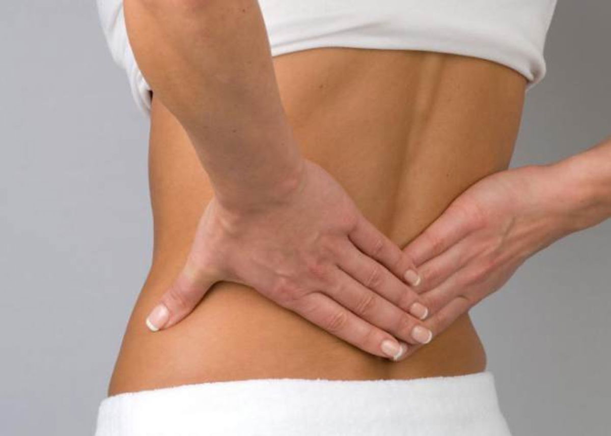 Mujer tocando espalda baja