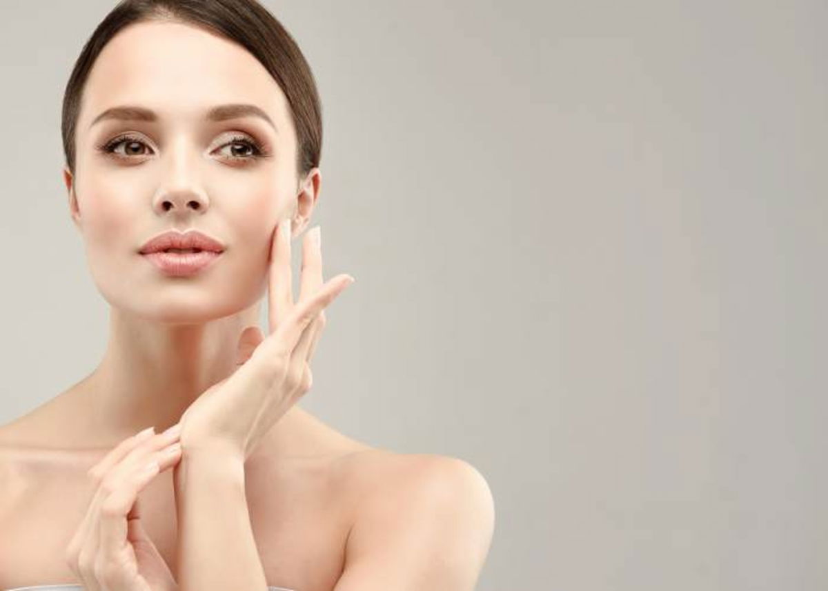 Mujer tocándose rostro