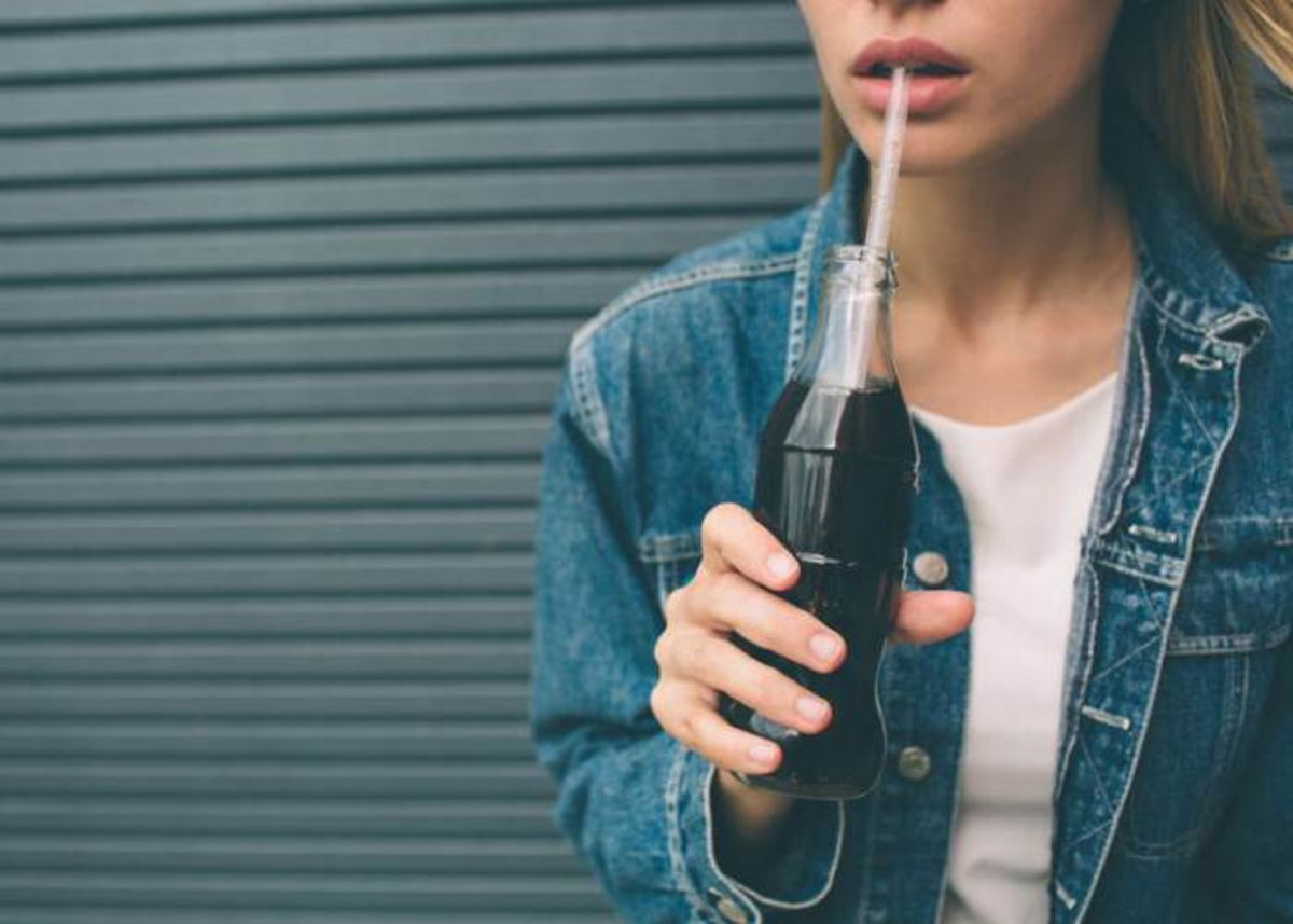 Mujer tomando refresco