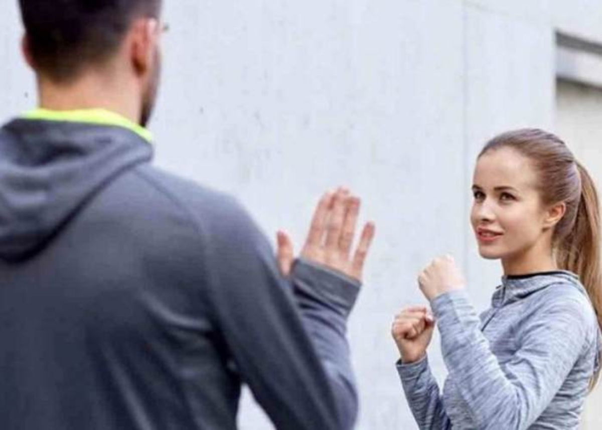 Pareja entrenando Krav Maga