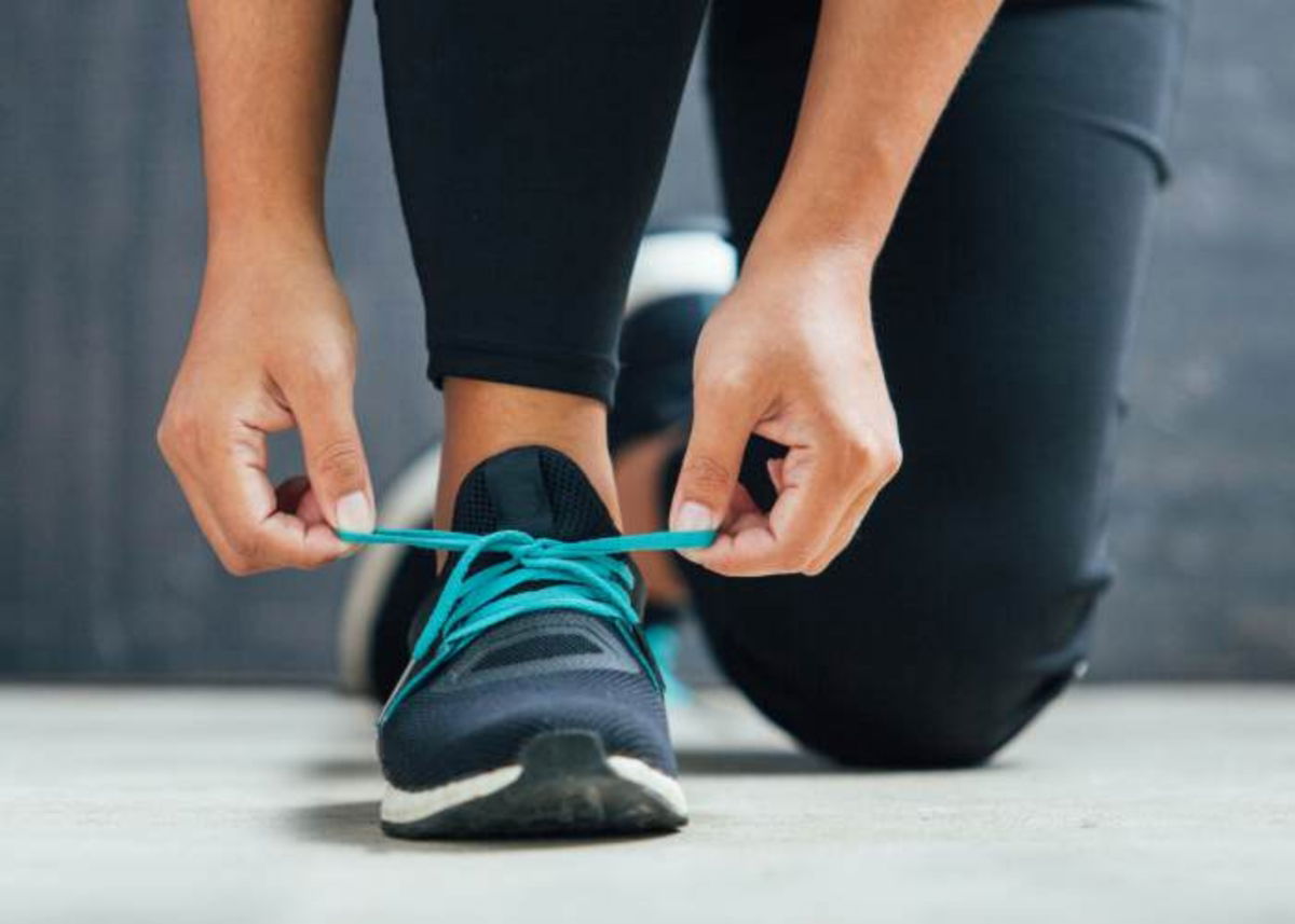 Persona atando tenis