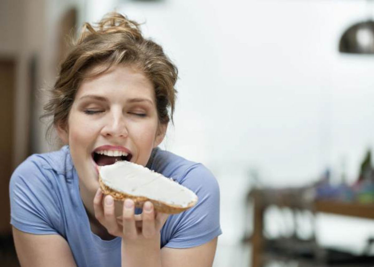 Persona comiendo tostada