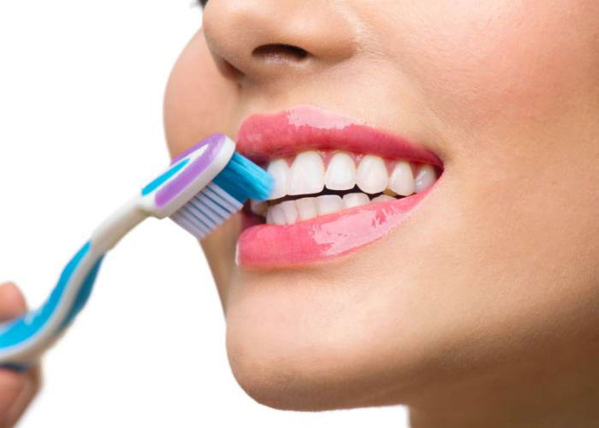 Persona con cepillo dental