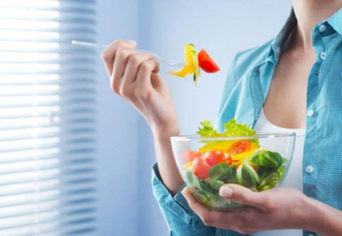 Persona con tazón de comida