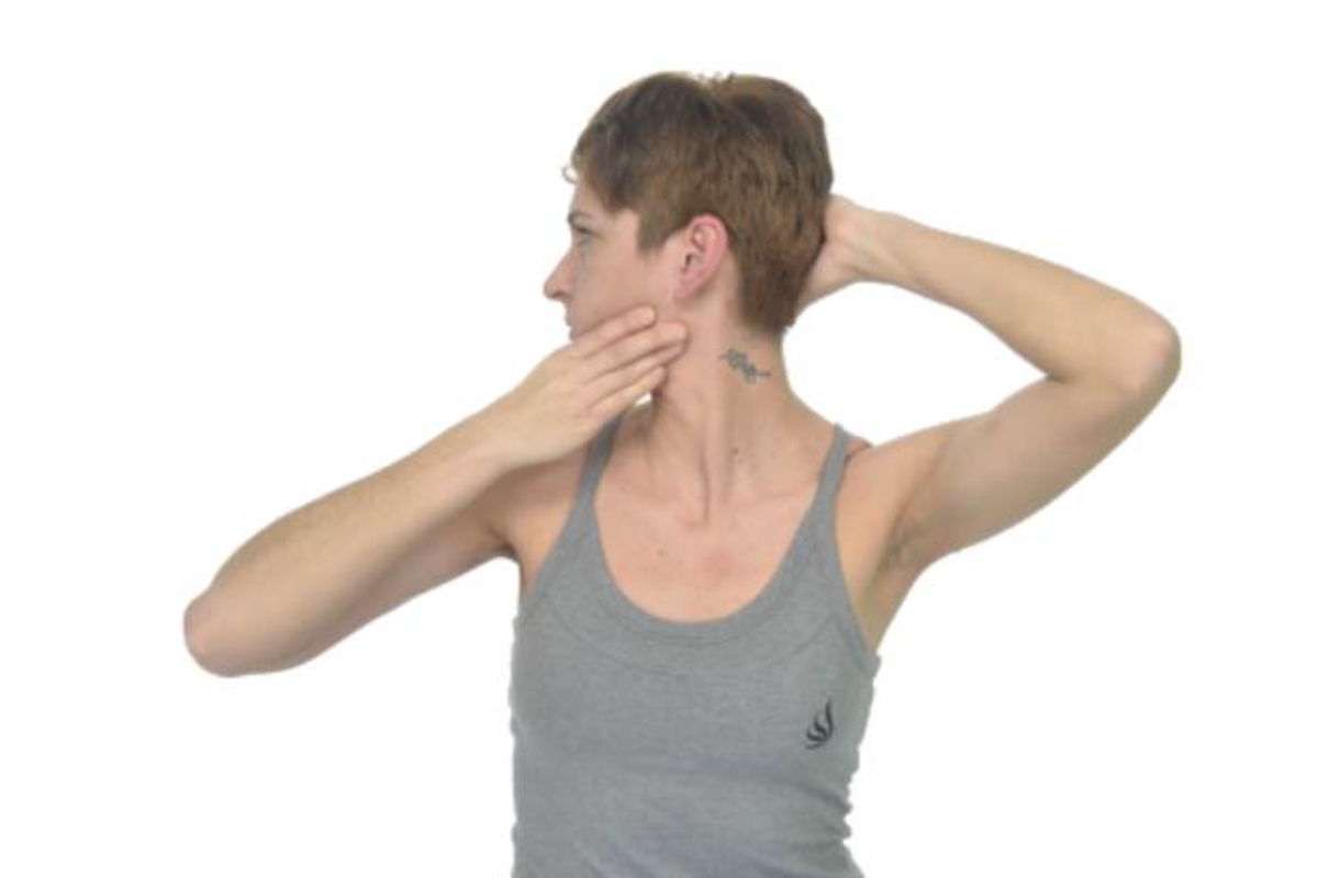 Persona tocando barbilla y nuca