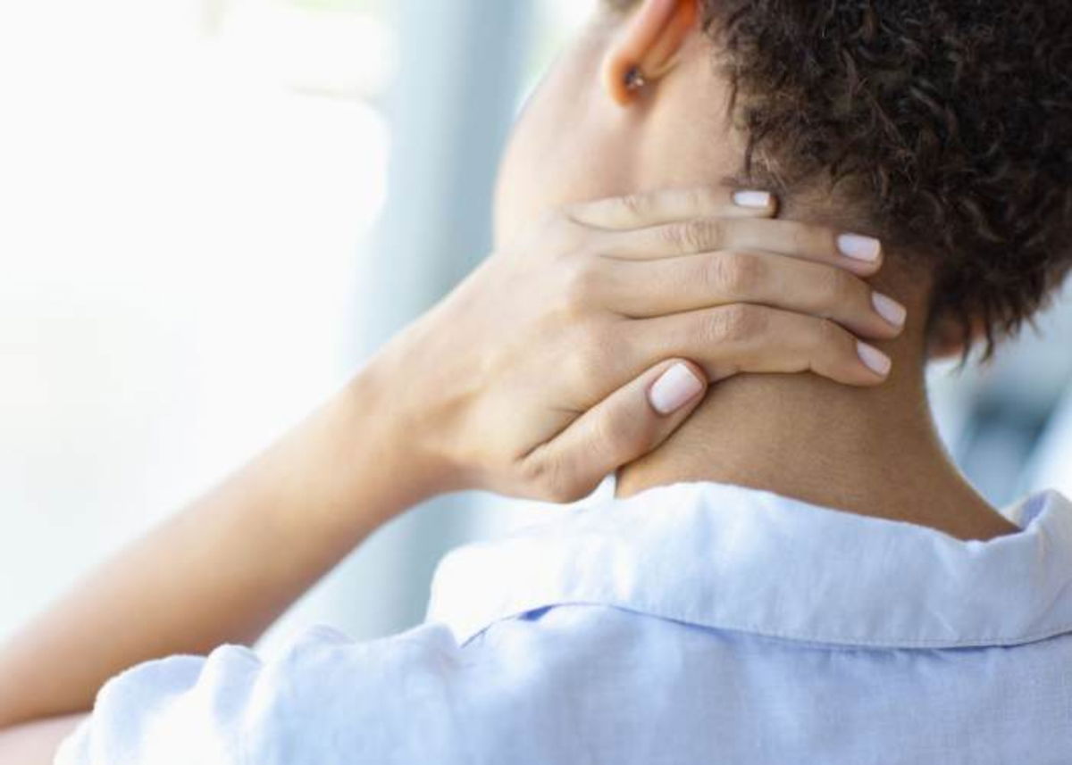 Persona tocando cuello