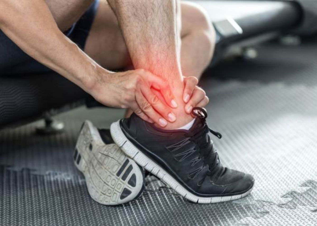 Persona tocando tobillo