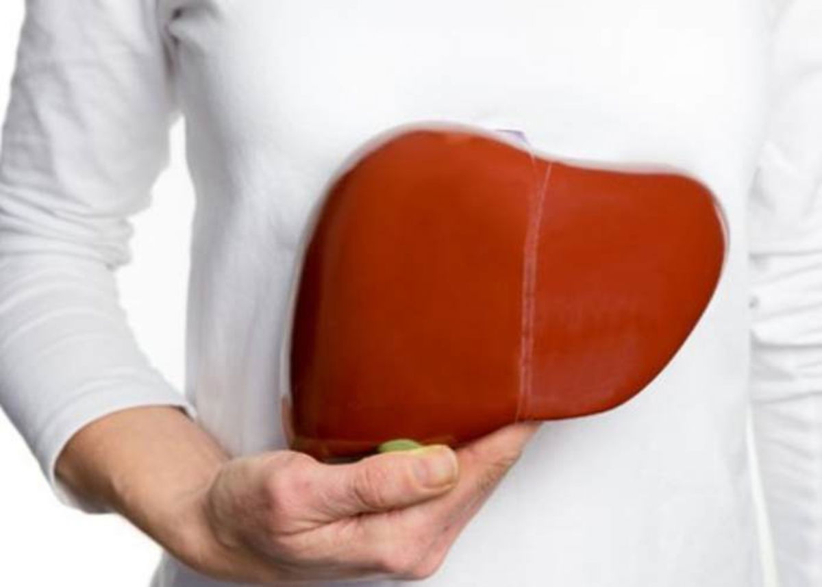 Persona tomando hígado