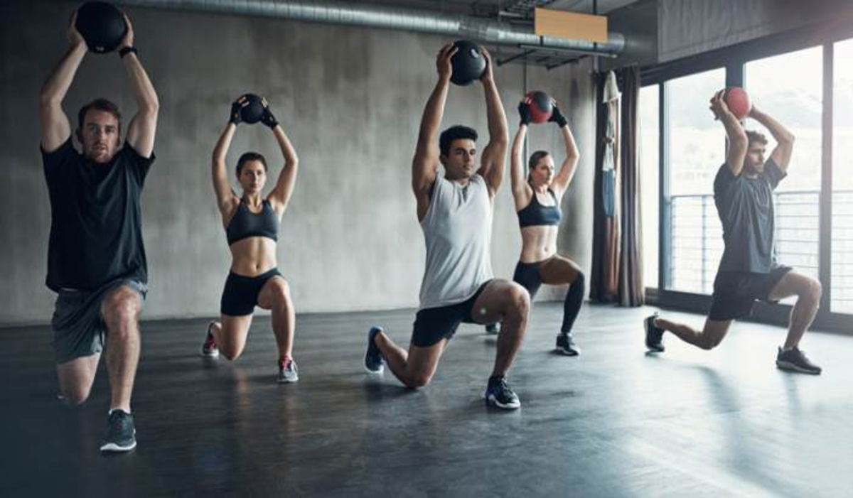 Personas ejercitándose