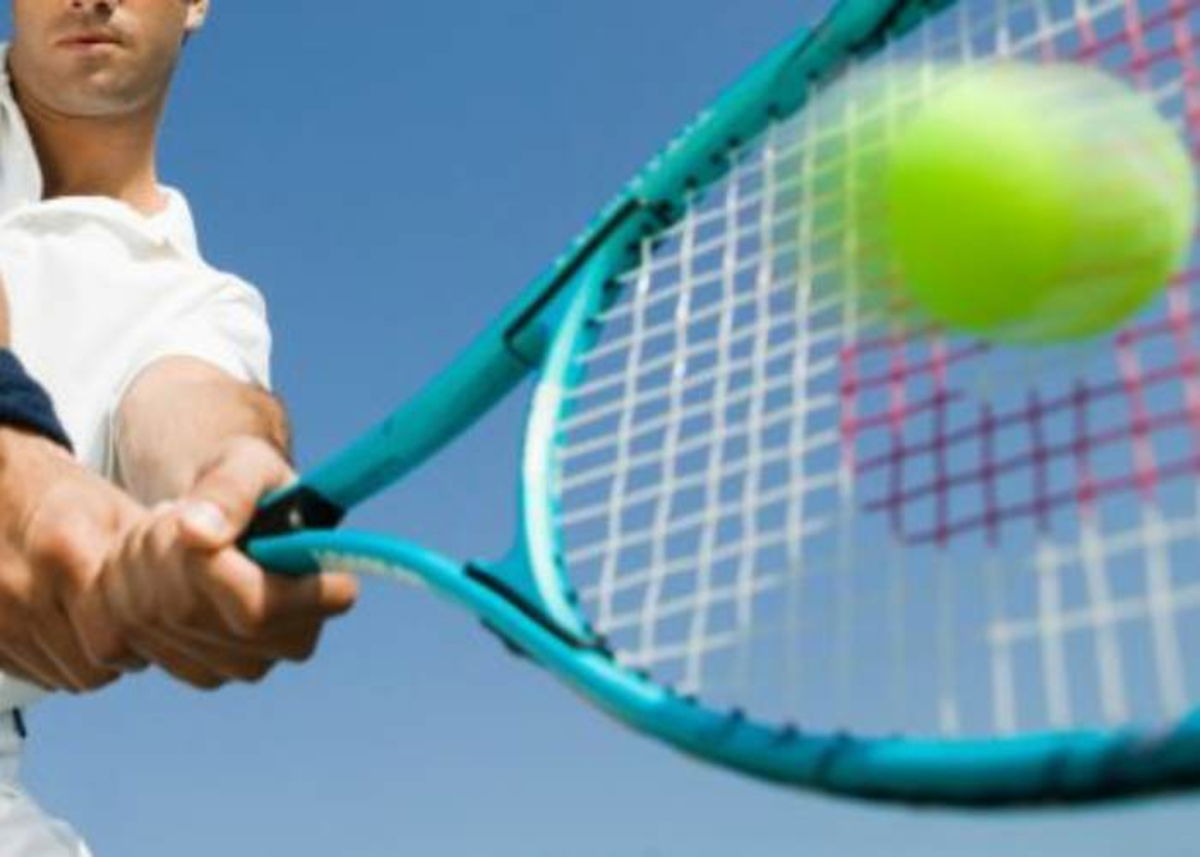 Deportista dando raquetazo pelota