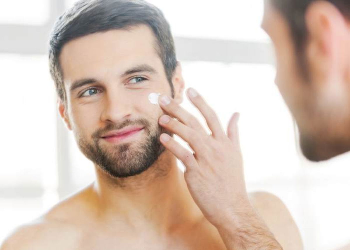 Hombre colocando crema