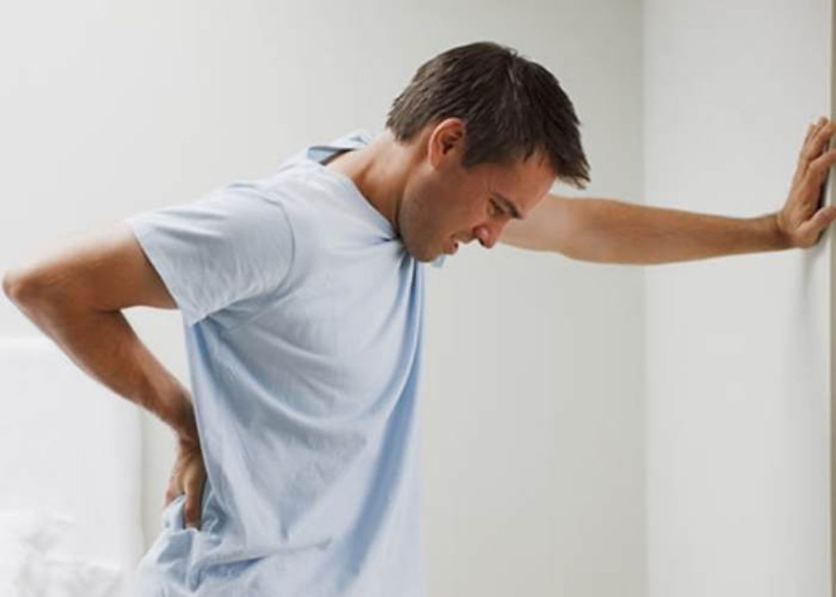 Hombre tocando espalda baja