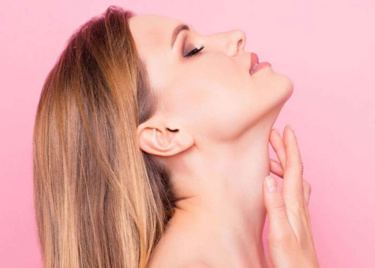 Mujer con cabeza inclinada