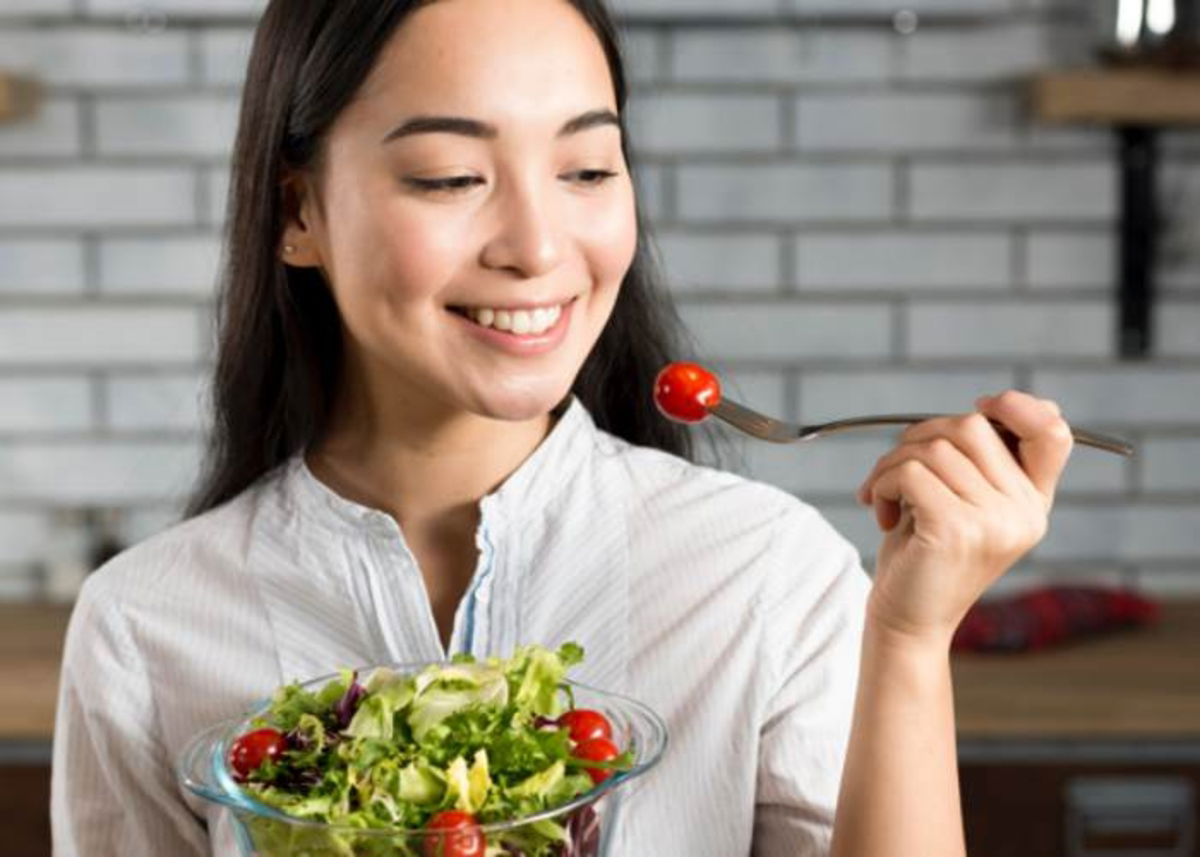 Mujer con tenedor tomate