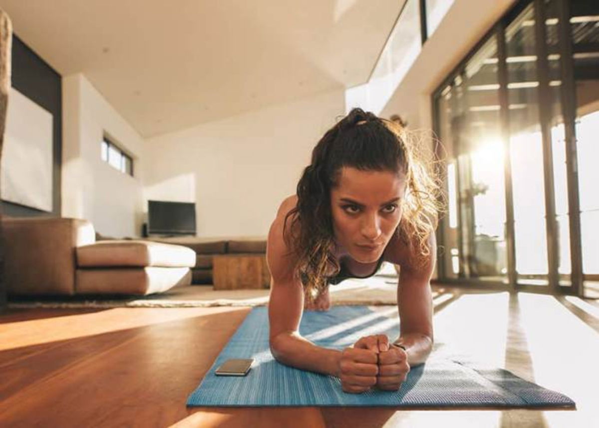 Mujer ejercitándose casa