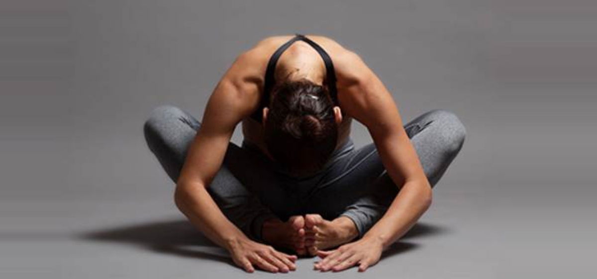 Mujer en posición de mariposa