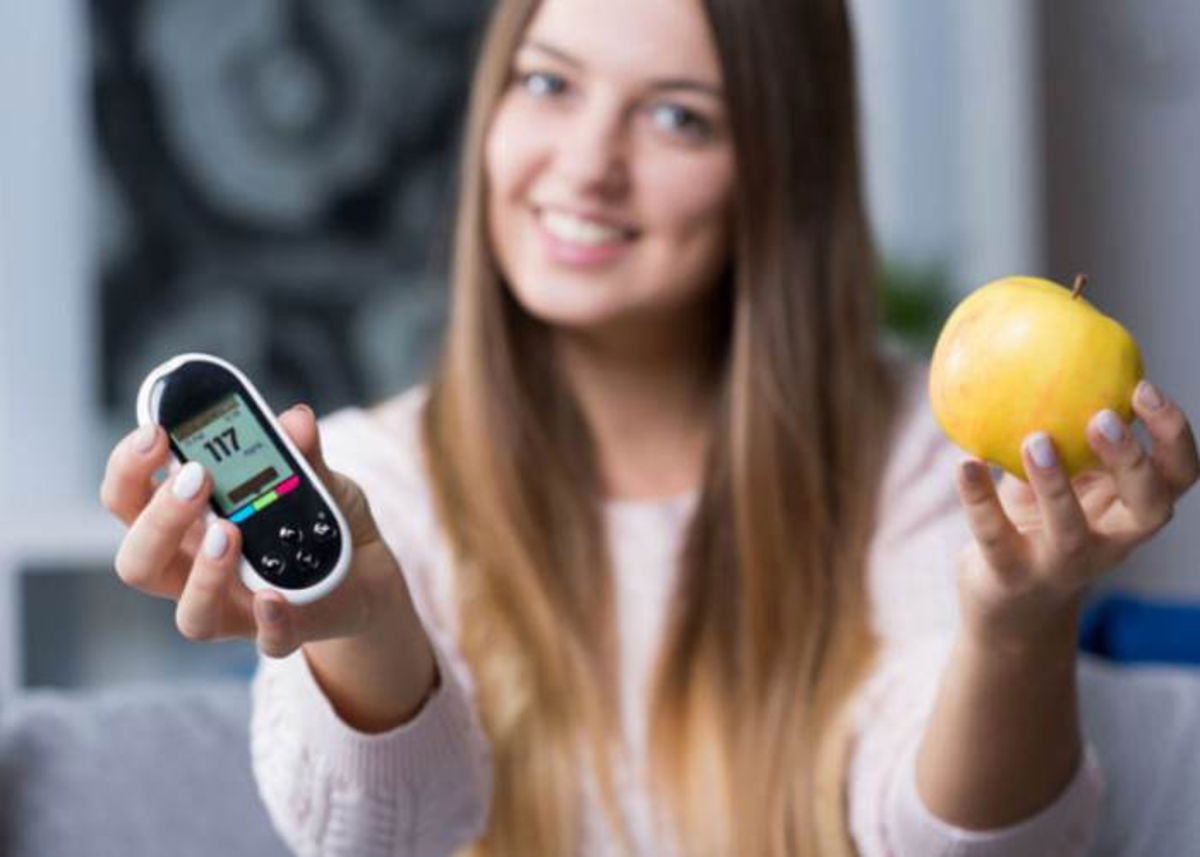 Mujer lector de azúcar y fruta