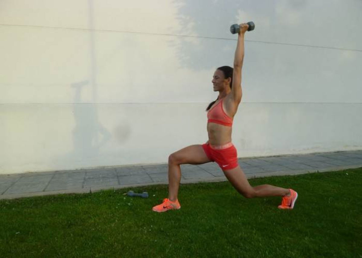 Mujer realizando zancada con pesa rusa