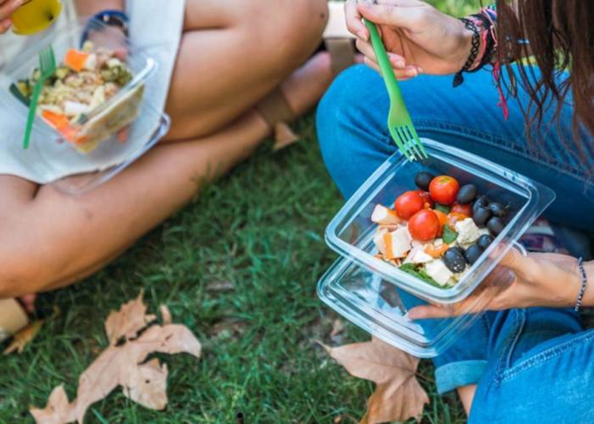 Mujeres comiendo ensalada