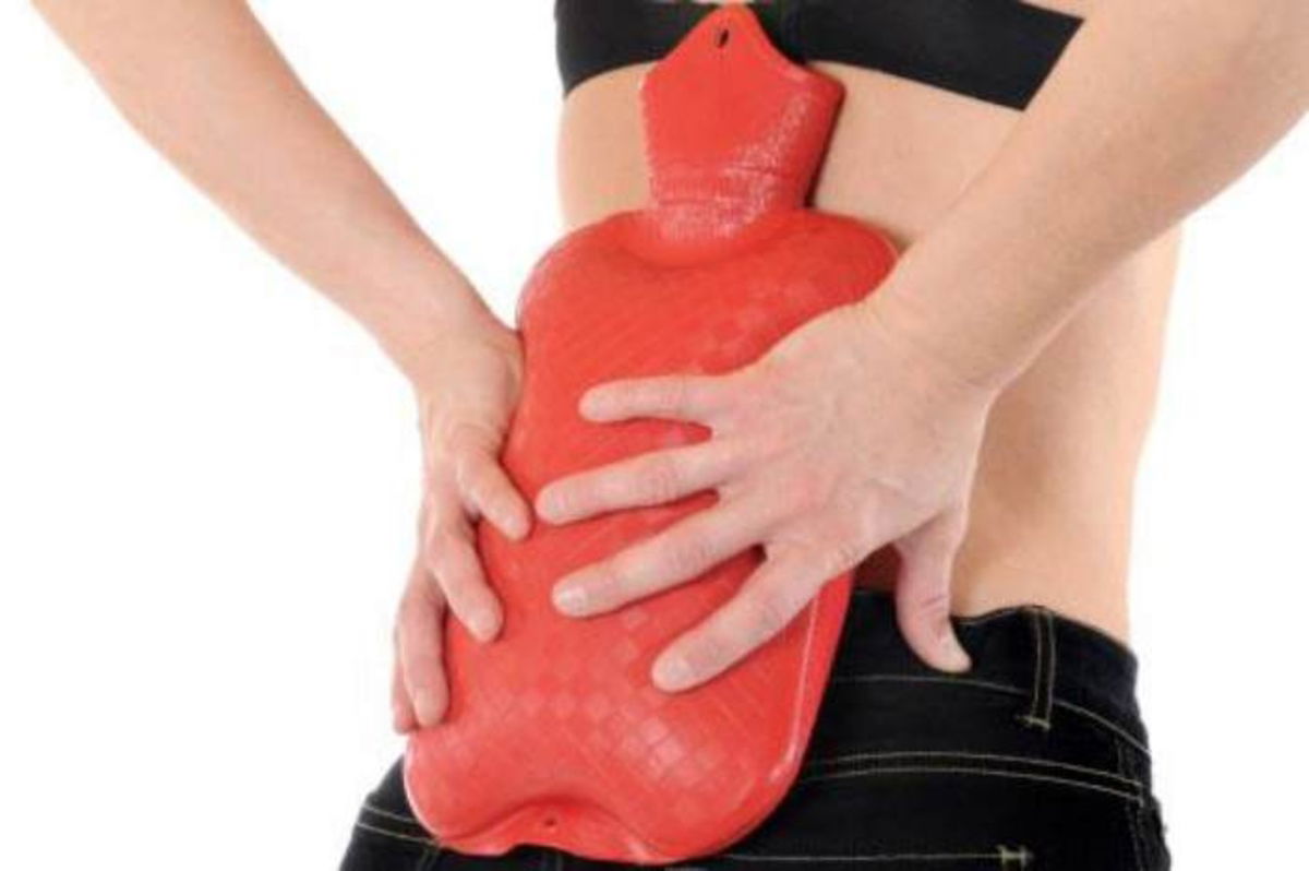 Persona aplicando compresa