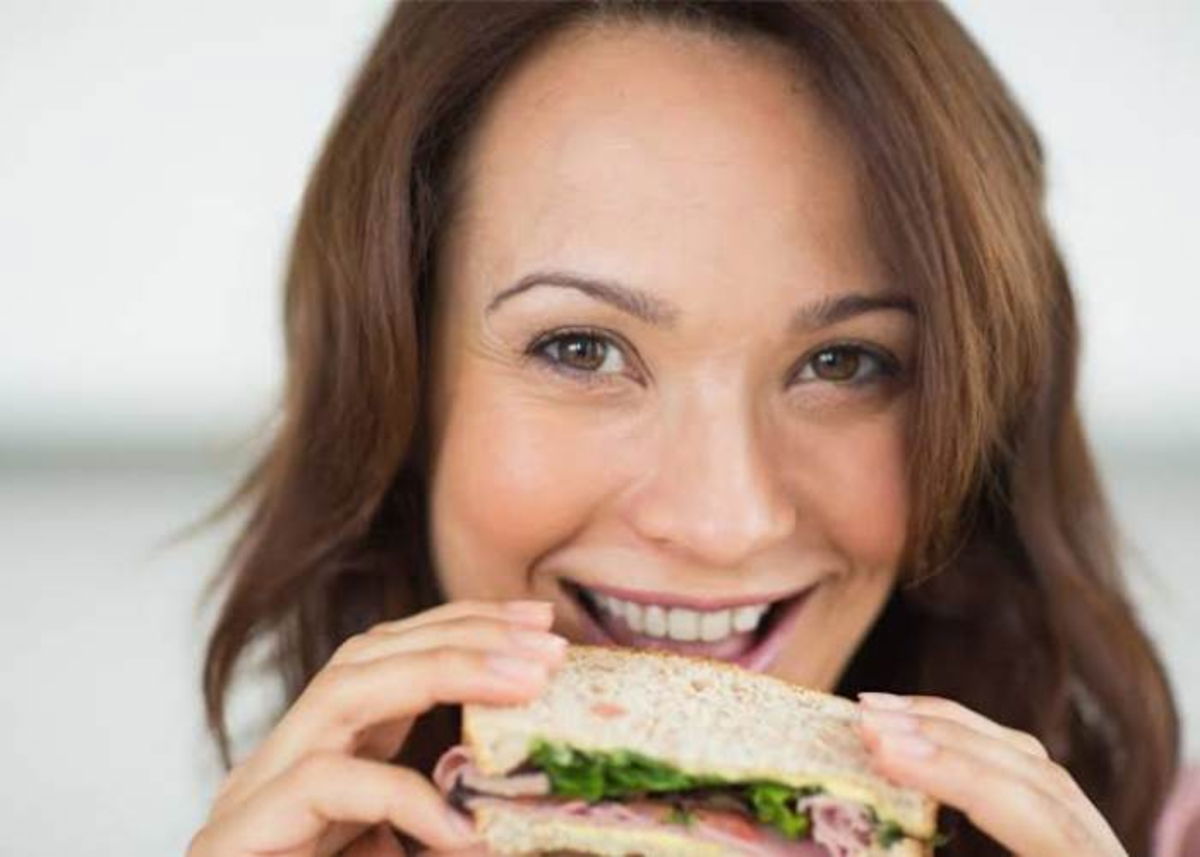 Persona comiendo sándwich