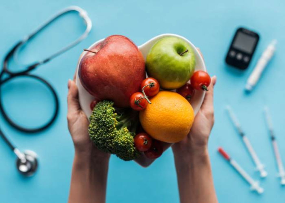 Persona con plato con alimentos