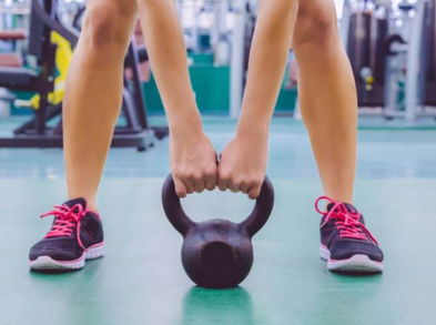 Ejercicios con pesas rusas que evitan dolor de espalda