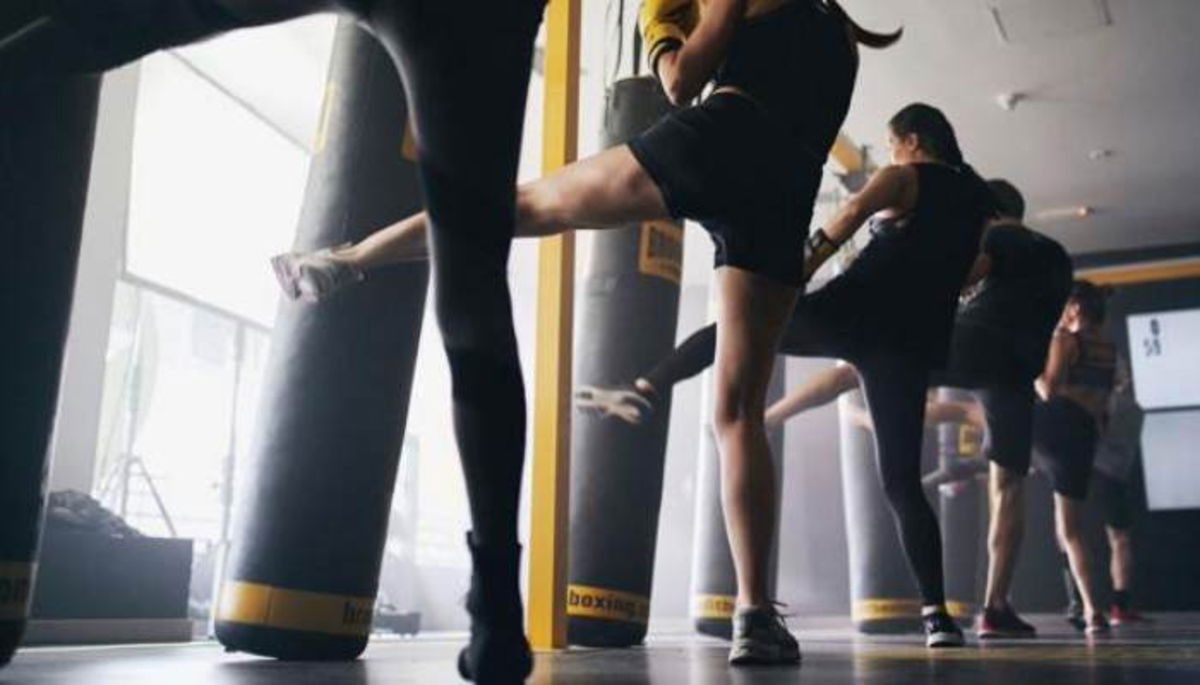 Personas pateando costal