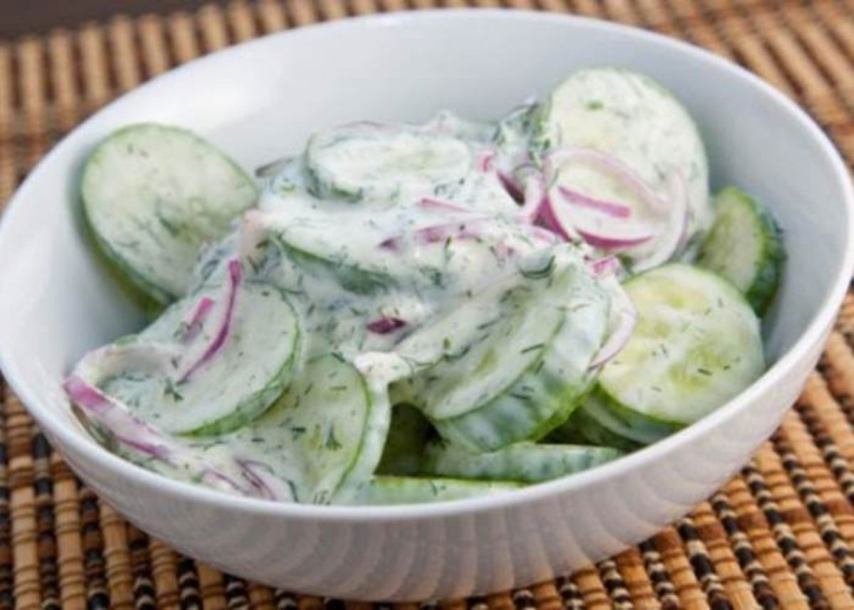 Tazón con pepino cremoso